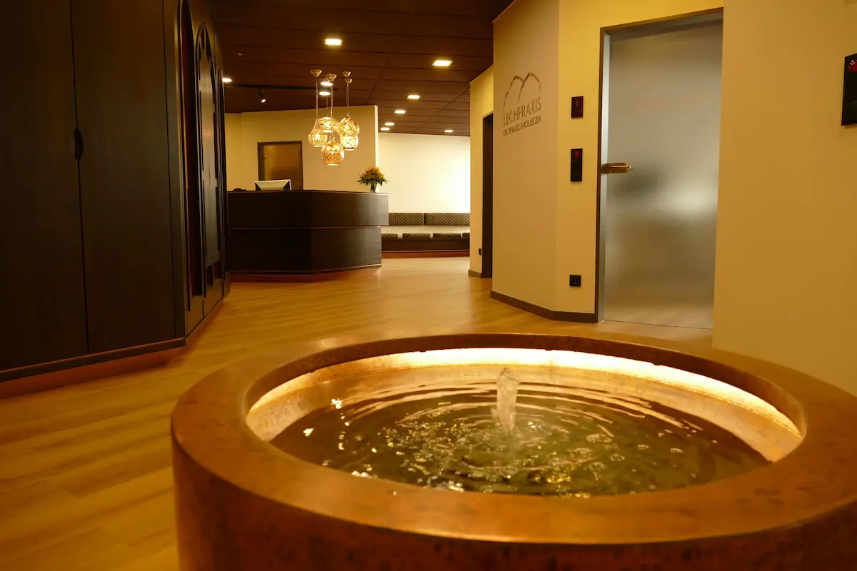 Ein kleiner Springbrunnen im Flur der Zahnarztpraxis 