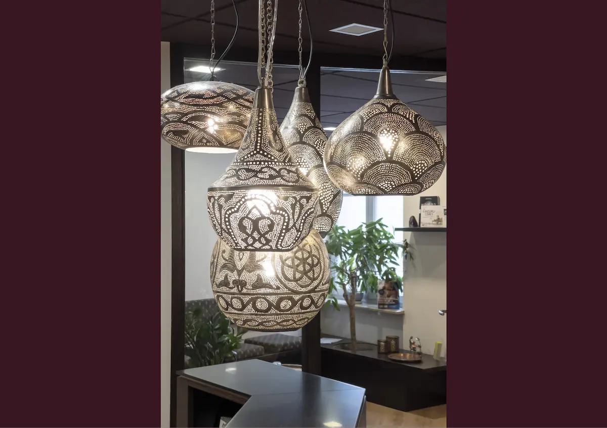 Detailfoto von den orientalisch angehauchten Lampen im Empfangsbereich der Zahnarztpraxis