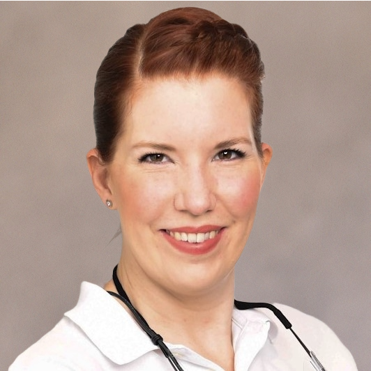 Porträtfoto von einer jungen Zahnärztin vor weißem Hintergrund