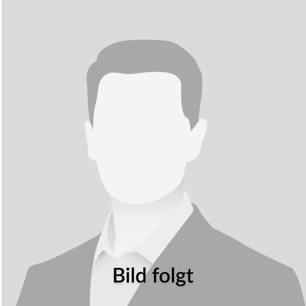 Porträtfoto von einer jungen Zahnärztin vor weißem Hintergrund